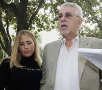 El abogado Moisés Maiónica, acompañado por su hija Marianella, durante una breve charla con reporteros frente al inmueble de la corte federal en Miami, Florida