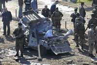 Soldados libaneses custodian la escena del atentado explosivo. En el coche destrozado hay un cadáver cubierto con una sábana