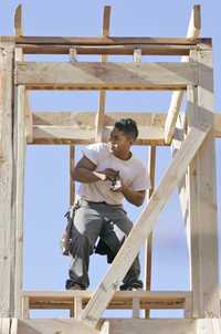 El sector de la construcción, que será uno de los más afectados por la crisis estadunidense, es uno de los mayores empleadores de migrantes mexicanos. La imagen, en una obra de Oklahoma