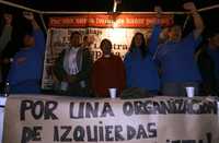 Familiares, amigos y simpatizantes del movimiento de Atenco festejan la liberación de siete detenidos, acusados de secuestro y ataques a las vías de comunicación