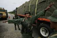 Soldados venezolanos detienen un camión en un puesto de control cerca de Casigua El Cubo, estado de Maracaibo, en la frontera con Colombia