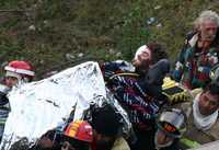 Paramédicos trasladan a una ambulancia al francés Arthur Meaux Soone, quien fue rescatado ayer de una gruta de la comunidad de Cuaxuxpa, municipo de Ajalpan, en la sierra Negra de Puebla