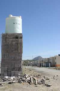 Un tanque de plástico con capacidad para 20 mil litros fue instalado sobre una columna de ladrillos para resolver el problema de la escasez de agua en el fraccionamiento Xochihuacán, municipio de Epazoyucan