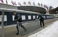 Agentes de policía suizos quitaron ayer las vallas de seguridad al concluir los trabajos del Foro Económico Mundial en Davos