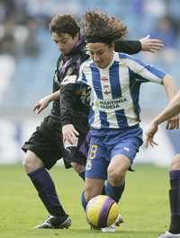 Sisi González, del Valladolid, persigue al mexicano Andrés Guardado, quien hizo el tercer tanto para afianzar la victoria 3-1 del Deportivo La Coruña