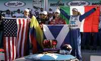 Scott Pruett, Juan Pablo Montoya, Dario Franchitti y Guillermo Rojas celebran su triunfo en la mítica carrera de Daytona