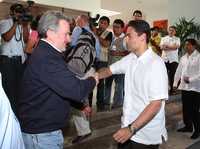 Saludo entre Santiago Creel y Juan Camilo Mouriño en la plenaria panista de Cozumel