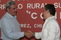 Alberto Cárdenas, titular de la Secretaría de Agricultura, y Juan Sabines, mandatario de Chiapas, luego de suscribir el pacto en la Casa de Gobierno