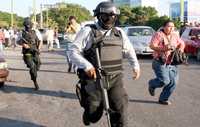 Con apoyo de militares, agentes ministeriales de Tabasco realizaron ayer un operativo en Villahermosa, en el cual detuvieron a siete personas y decomisaron armas de fuego