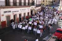 Unos 500 estudiantes de la Universidad Autónoma de Zacatecas (UAZ) marcharon por las principales calles de la ciudad para exigir la liberación del nuevo campus universitario