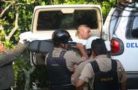 Policías de Venezuela cargan el cadáver del narcotraficante Wilber Varela, descubierto en un centro turístico de ese país