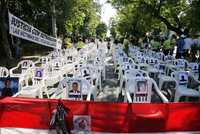 Sillas blancas vacías en una avenida de Asunción, que representan a los muertos en el incendio del supermercado