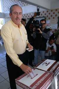 Leonel Efraín Cota Montaño, presidente nacional del Partido de la Revolución Democrática  deposita su boleta en la urna para la elección de diputados en Baja California Sur