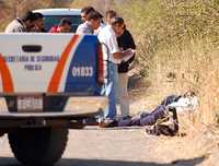 En el municipio de Pénjamo, Guanajuato, agentes de la Secretaría de Seguridad Pública encontraron ayer los cuerpos de dos hombres que tenían el llamado tiro de gracia. Al cierre de la edición, las víctimas no habían sido identificadas