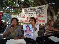 Integrantes del Comité de Familiares y Amigos de Secuestrados, Desaparecidos y Asesinados en Guerrero, durante la conferencia de prensa que ofrecieron en el zócalo de Chilpancingo para exigir la localización de las víctimas y castigo a los responsables