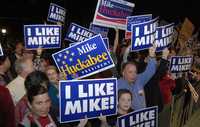 Simpatizantes del precandidato presidencial republicano Mike Huckabee se manifiestan, ayer en Little Rock, Arkansas