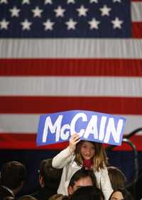 Partidarios del senador John McCain celebran los resultados en Phoenix, Arizona