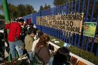 Mantas de protesta en la UAM Xochimilco, después de cinco días de que estalló la huelga