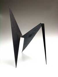 Triangulación, 1952, plancha de aluminio es una de las 16 esculturas de Claudio Girola (1923-1994) que se muestran en el recinto de Paseo de la Reforma y Gandhi