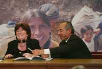 El presidente Felipe Calderón Hinojosa y la alta comisionada de la ONU, Louise Arbour, comprueban de buen humor que los bolígrafos para la firma de acuerdos no servían