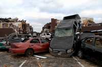 Aspecto del estacionamiento de Union University, en Jackson, Tennessee, tras el paso de un tornado que además dejó decenas de estudiantes atrapados entre los escombros de los techos que fueron arrancados por los fuertes vientos