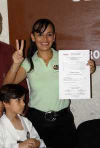 La priísta Laura Fernández recibe la constancia que la acredita como ganadora de la diputación por el distrito 10
