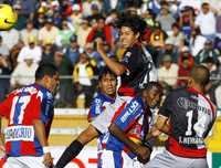 El atlista Hugo Ayala (arriba) busca librar la férrea marca de la defensiva del conjunto boliviano