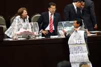 El diputado Faustino Soto muestra una pancarta al presentar su voto durante la designación de los consejeros del Instituto Federal Electoral, ayer en la sesión de la Cámara
