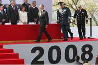 El presidente Felipe Calderón durante la Marcha de la Lealtad, Lo acompañan el secretario de la Defensa Nacional, general Guillermo Galván, y el titular de la Armada, almirante Francisco Saynez