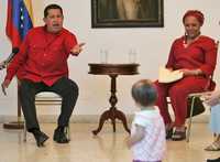 Hugo Chávez y la senadora colombiana Piedad Córdoba hablan en Barinas con la nieta del ex legislador Luis Eladio Pérez, rehén de las FARC
