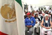 Asistentes a la sexta asamblea ciudadana en defensa del petróleo, realizada en la ciudad de México