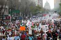 Marcha de campesinos en contra del capítulo agrícola del Tratado de Libre Comercio en la avenida Juárez, el 31 de enero pasado