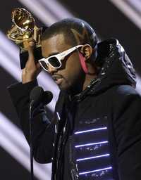 Kanye West muestra el gramófono a mejor álbum de rap que ganó con Graduation en la edición 50 de los premios Grammy