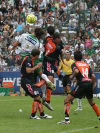 Guerreros y Tuzos se enfrascaron en intensas acciones de gol, durante el partido realizado en el estadio Corona