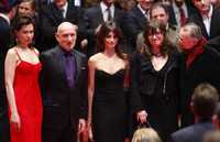 Daniela Barbosa acompaña a su esposo Ben Kingsley, Penélope Cruz, Isabel Coixet y Dieter Kosslick (director del festival de cine) en la alfombra roja de la premiere