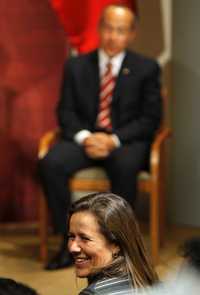 En la visita a Estados Unidos, Margarita Zavala escuchó a su esposo el presidente Felipe Calderón durante la conferencia que ofreció en la Universidad Harvard, en Cambridge