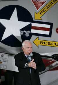 El precandidato republicano a la presidencia de EU, John McCain, ayer, durante un mitin en el Museo de Aviación, en Virginia