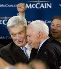 . A la derecha, el senador John Warner (izquierda) felicita en Alexandria a John McCain
