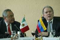 El diputado del PT, Ricardo Cantú Garza, y el embajador de Venezuela en México, Roy Chaderton, en San Lázaro
