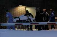 Tras el ataque perpetrado por un hombre joven de raza blanca en la Universidad del Norte de Illinois, un equipo de paramédicos ayuda al traslado de una víctima al hospital Kishwaukee, en la ciudad de DeKalb. El herido fue llevado en helicóptero