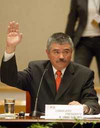 El consejero presidente del IFE, Leonardo Valdés, durante la sesión en la que se resolvió sobre los espots no reportados de la campaña de 2006