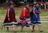 Mujeres guaraníes participan en una fiesta tribal en la localidad boliviana de Kuruyuki. La mayor población de esta etnia está diseminada a lo largo y ancho de  Brasil y Paraguay, y en menor cantidad se les encuentra en la selva tropical de Bolivia y en el norte de Argentina