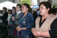 Familiares de los mineros muertos en Pasta de Conchos, durante la misa que se efectuó ayer en la capital para conmemorar el segundo aniversario de la tragedia