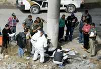 Un cadáver calcinado fue encontrado ayer bajo un puente de la avenida Lincoln, al poniente de la zona metropolitana de Monterrey, en los límites con el municipio de García