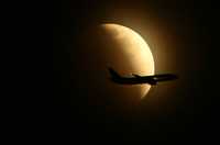 Un avión fotografiado en Seattle al momento del fenómeno lunar