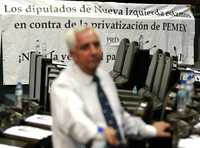 Legisladores del PRD colocaron mantas contra la privatización de Pemex, ayer al término de la sesión ordinaria de la Cámara de Diputados