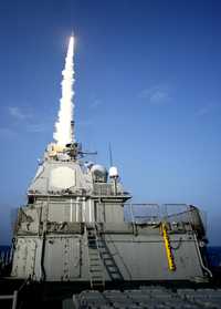 Estados Unidos lanzó ayer un misil Standar-3 desde un buque de guerra en el océano Pacífico para derribar un viejo satélite espía que estaba fuera de control