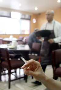 Los fumadores defienden su derecho a fumar en sitios públicos