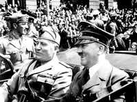 Hitler y Mussolini en un desfile