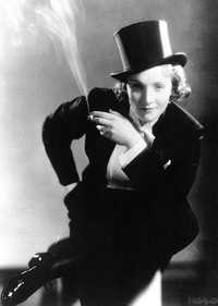 Marlene Dietrich fuma elegantemente en una escena de Blonde Venus, 1932